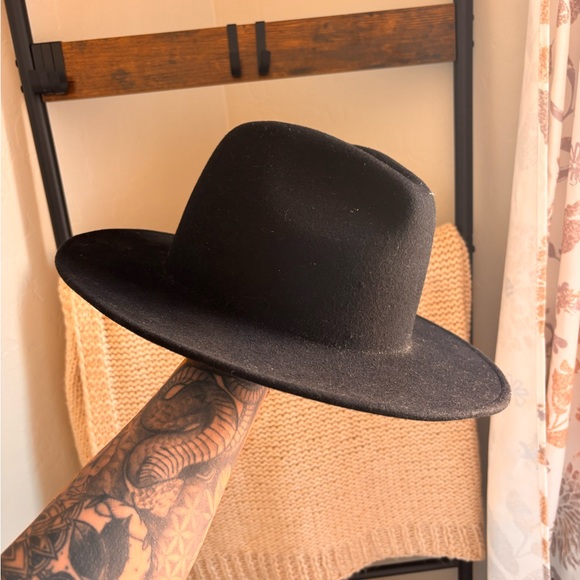 GIGI PIP Classic Black Hat - Picture 3 of 7